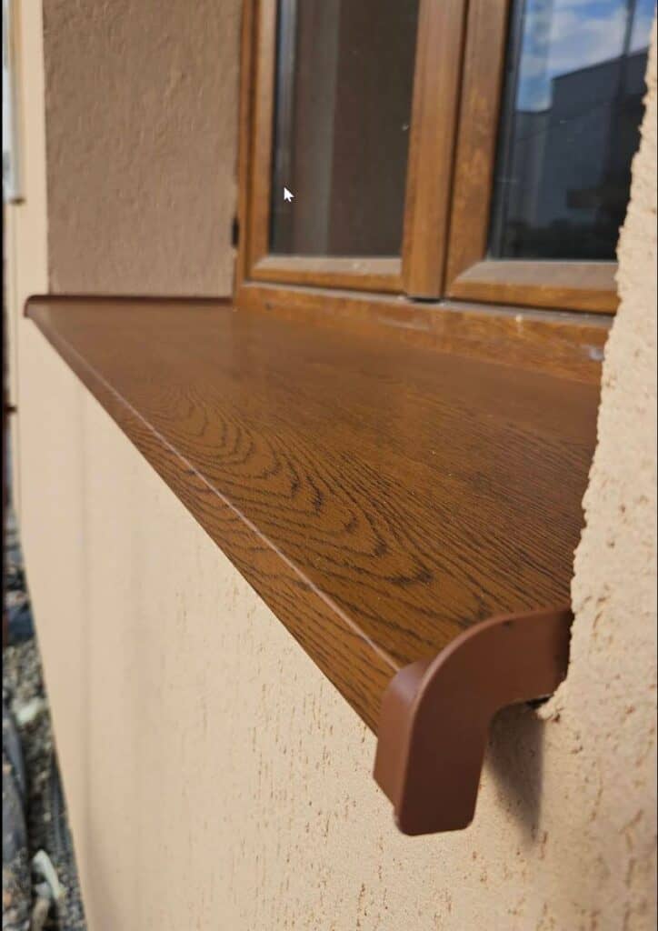 Glaf exterior din tablă de aluminiu culoare stejar auriu produs de ARCOMTRANS — capac lateral, picurător și potrivire perfectă cu tâmplăria PVC