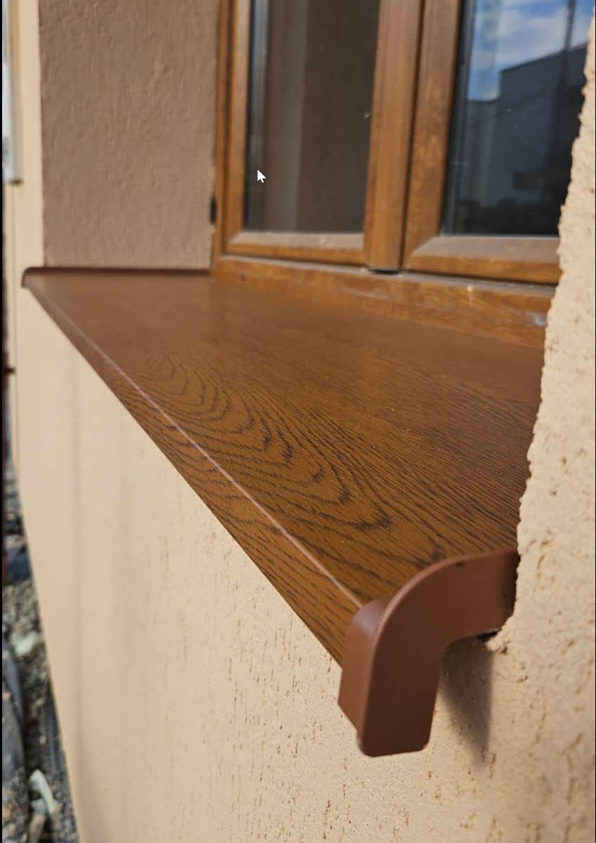 Glaf exterior din tablă de aluminiu culoare stejar auriu produs de ARCOMTRANS cu picurător, capace laterale maro deschis, în armonie perfectă cu tâmplăria PVC