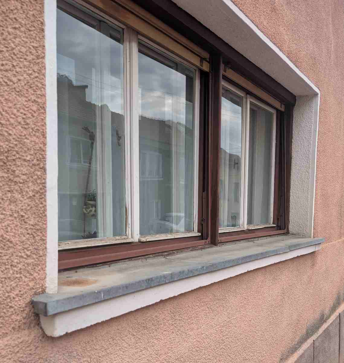 Glaf exterior din tablă zincată oxidată și uzată, cu pete vizibile pete de rugină și degradare
